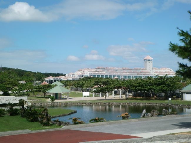 資料館を遠くから望むと、リゾートホテルのように感じられる。