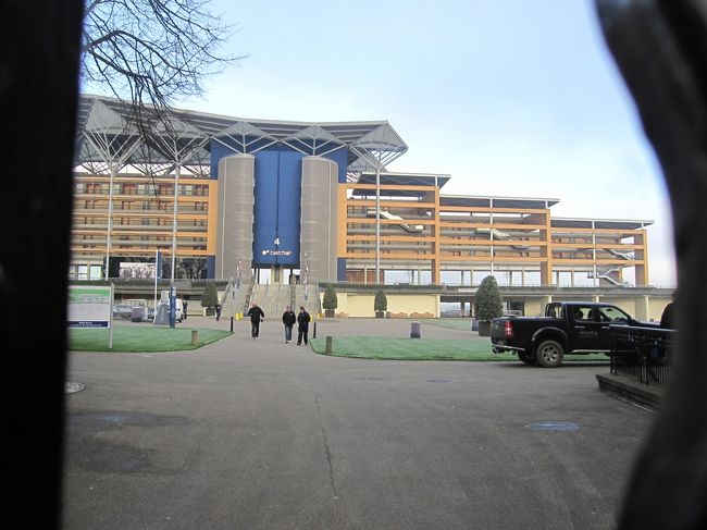 レース開催日ではないので門は閉ざされています。<br />柵の隙間から中を伺いいます。