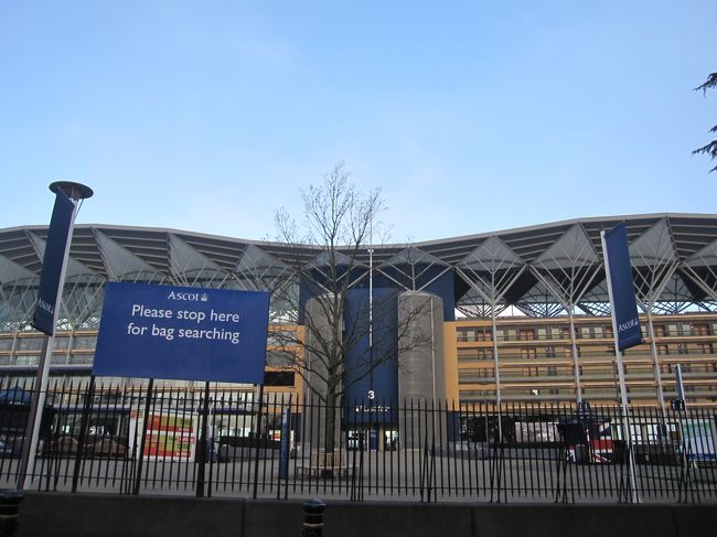メインゲート。<br />すごくきれいで大きな競馬場です。<br /><br />すごい！！さすが王室主催のレースが行われるだけあります。<br /><br />日本の競馬場に行ったことないので比較はできませんが。