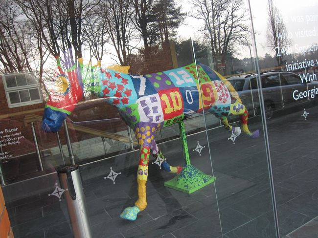 なんか道沿いのガラス張りのところに馬のオブジェ。