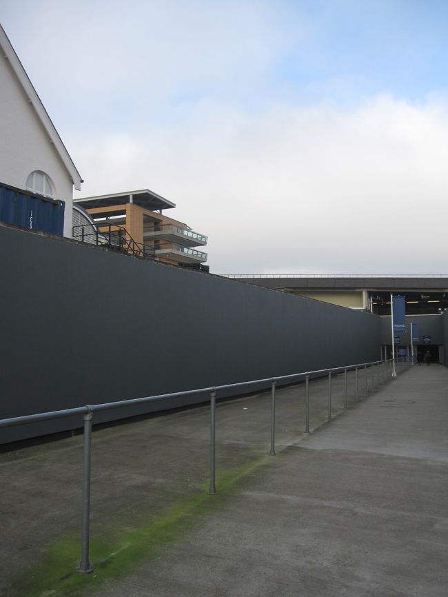 何かなにもないし、いいのかなここに入って・・・。<br />でもおじさんここ行って、下って登ってってジェスチャーで教えてくれたし<br />と言いながら、とりあえず進んでいきます。