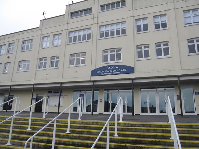 入ると正面ではない入口のようです。<br />この建物（入口）には入らずにまっすぐ進みます。