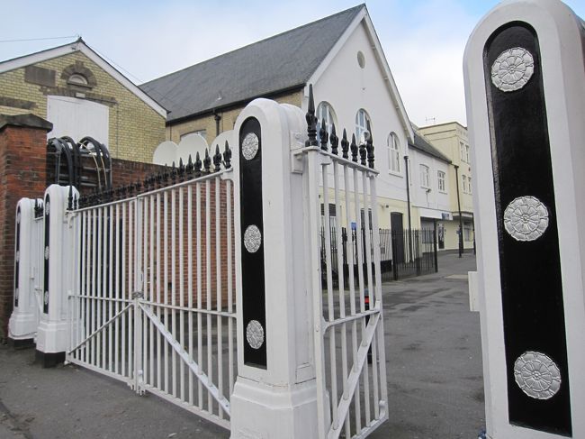 で、おじさんに言われた通り白い門を左に入ります。<br /><br />「ここを入れ」と監視カメラの映像を見せてくれたところです。