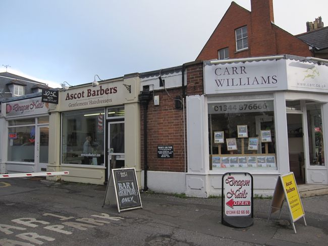 駅から競馬場へ向かうときにT字路があるのですが<br />左に行くと競馬場に着きます。<br /><br />そのときの右側にあたる方へ行くとお店が並んでいます。<br />そちらのほうへ歩いていってみます。