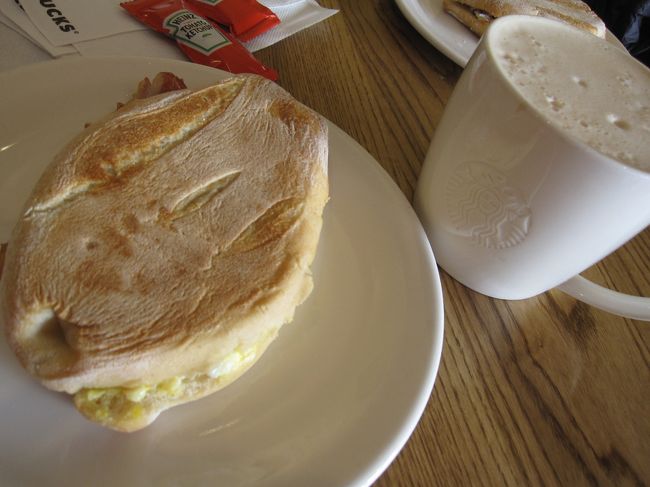 パニーニとラテ。<br />ラテでかい！！<br /><br />お昼時だったので近くの高校か中学校の女子生徒が大挙してやって来てました。<br />にぎやかだった。<br />っていうかお昼休みにスタバに来るなんて、おしゃれ。<br />でもほとんど甘いもの目当てって感じでしたけど。