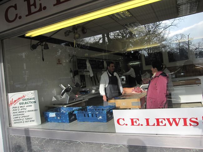 お肉屋さんでした。<br />大きな塊出してきてました。<br />外国って感じ。