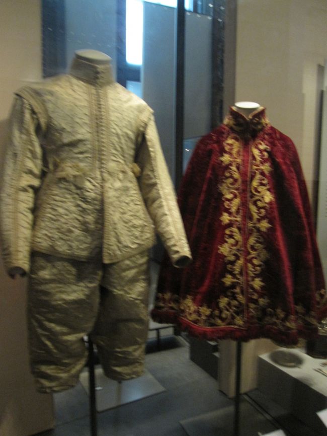 ひとまず英国ギャラリーへ。<br />可愛い洋服。