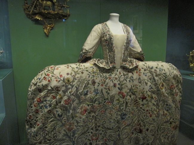 豪華なドレス。<br />この時代は横に広いデザイン。<br />にしても幅広い！！５人分くらいの横幅とってる。