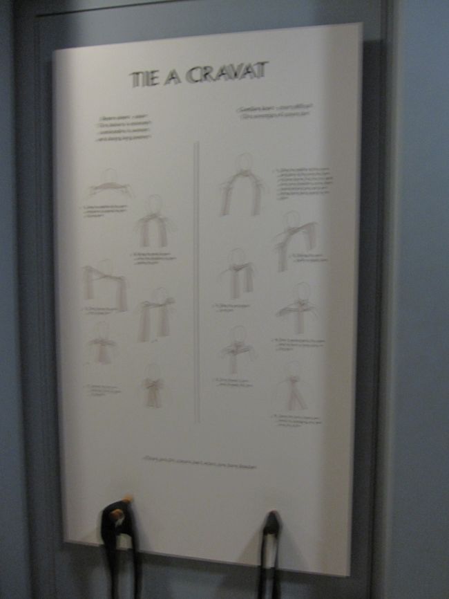 体験コーナーのようなところがあります。<br /><br />これはタイの結び方。<br />下にタイも置いてあります。