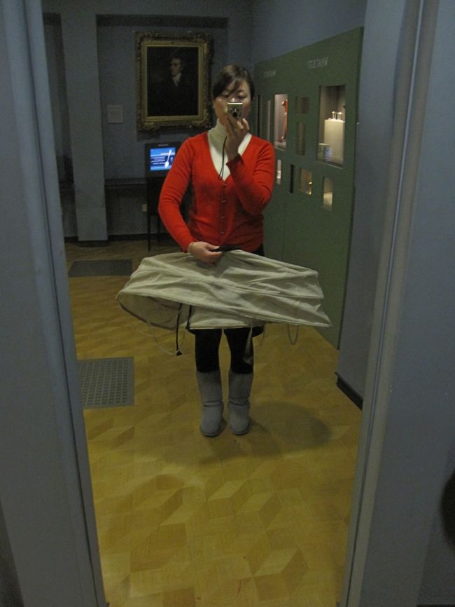 履くの面倒だったので手に持ってこんな感じ。<br />横に広くて前後はあまり広がりがありません。<br />