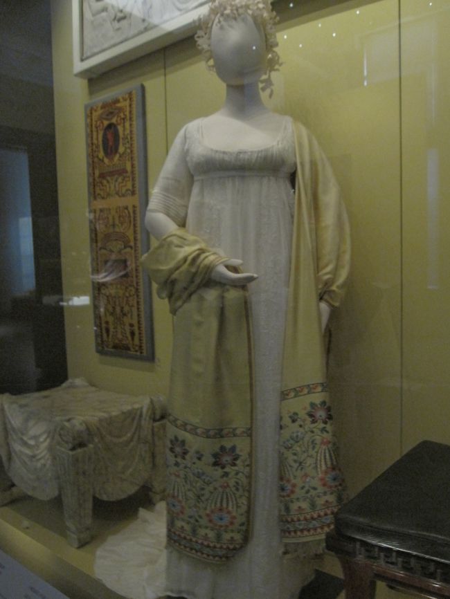 ジェイン･オースティン原作のドラマや映画でよく見るスタイルのドレス。