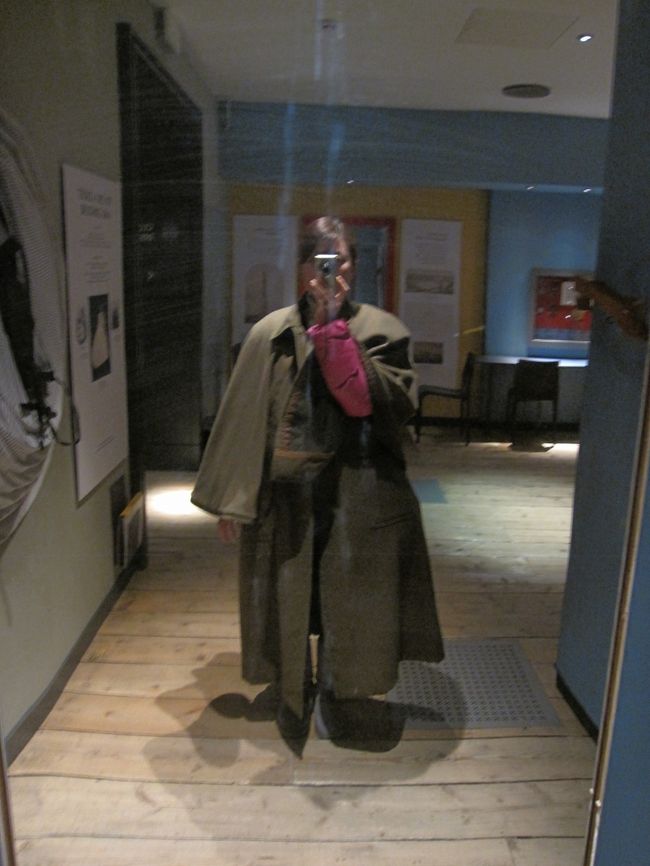 着てみました。<br />これ、ものすごく重かった！！！<br />こんなの着て歩くのなんてかなり大変。