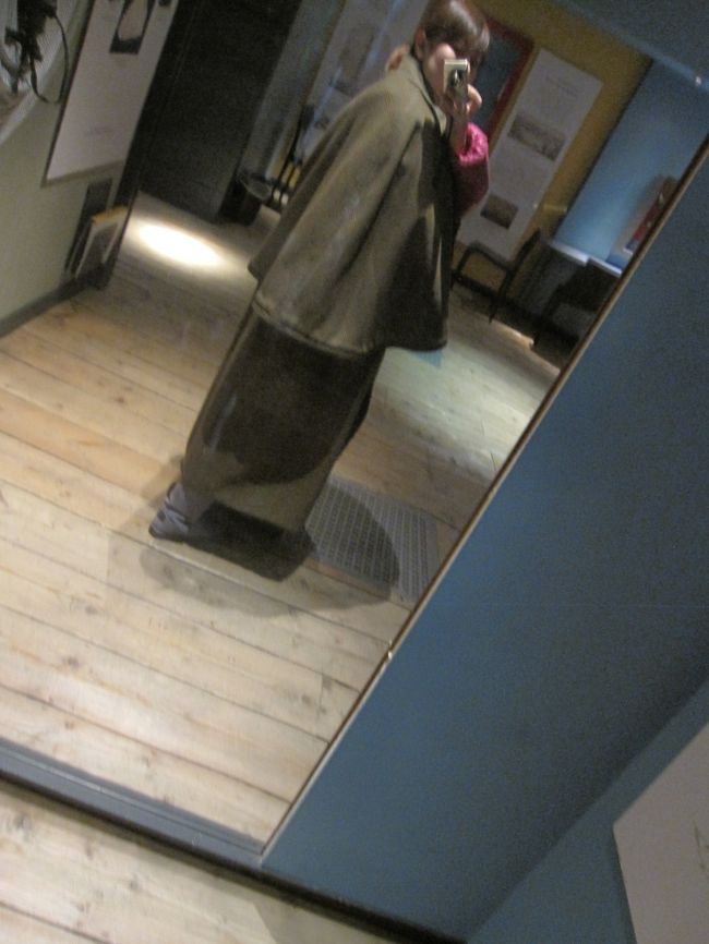 後ろ姿はこんな感じ。<br />私は背が低め（158cm）ですがそれにしも丈長い。