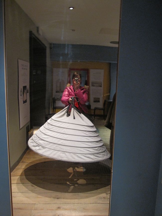 さっきのペチコートよりも長くて円形です。<br />そして大きく広がります。