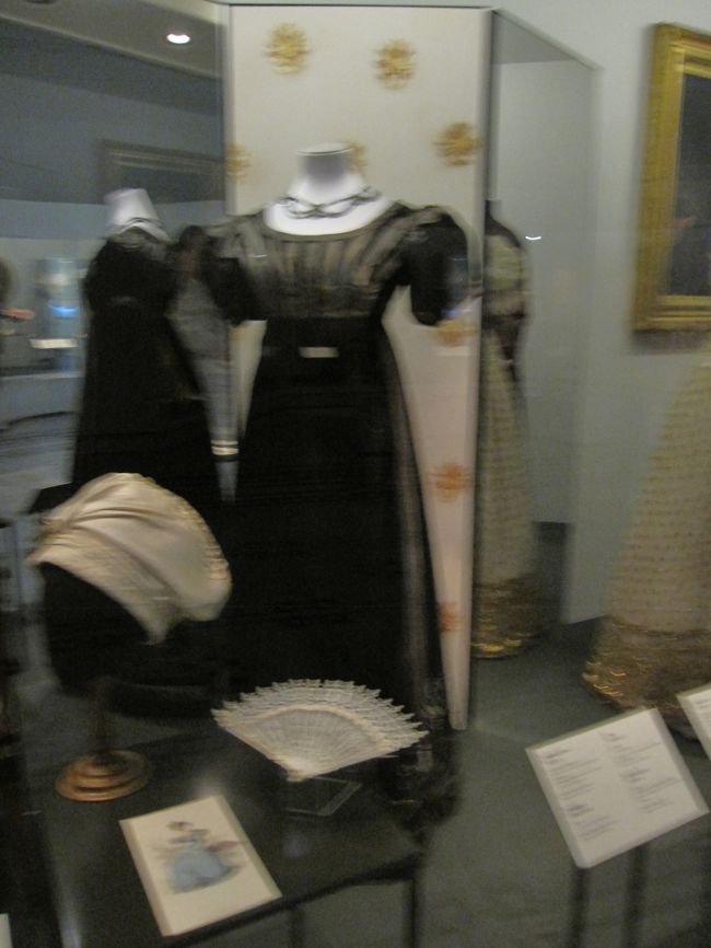 さまざまな時代のドレスが展示してあります。