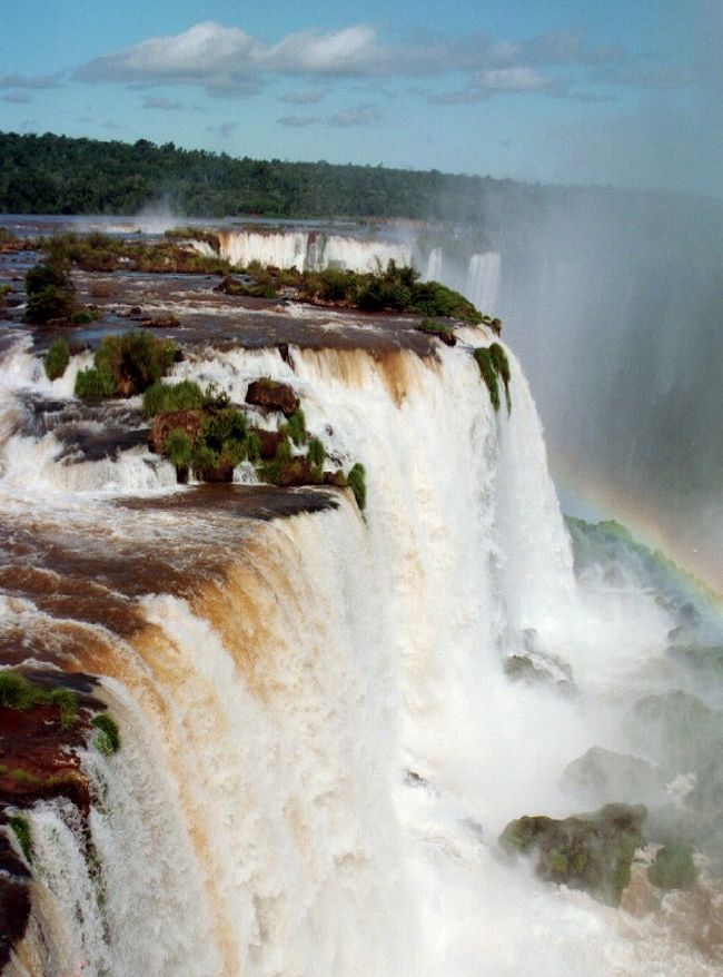 ブラジル側の遊歩道はアルゼンチン側より短いので、1時間あれば見て回れると思います。<br />