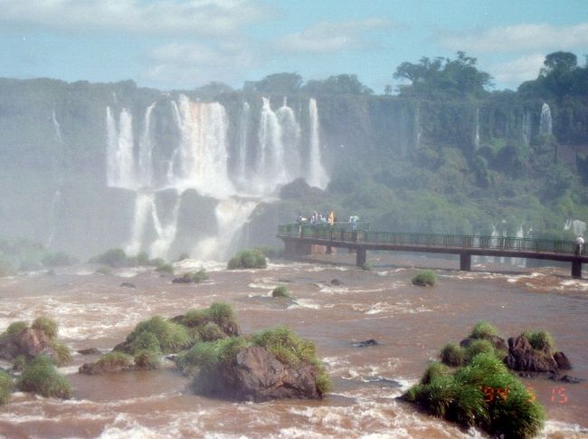 写真に写っている部分の遊歩道は水煙モロかぶり。レインコート必須です。