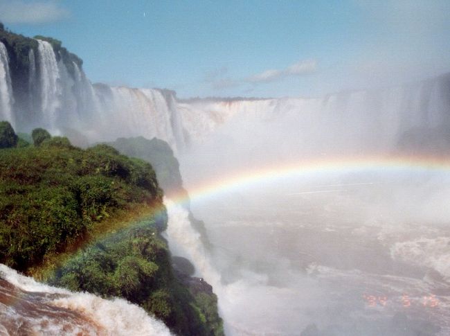 ヘリコプターから降りて、今度は遊歩道から滝を観賞。