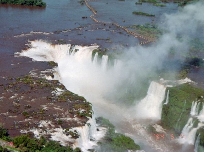 ヘリコプターで上空から見て滝の大きさを実感。
