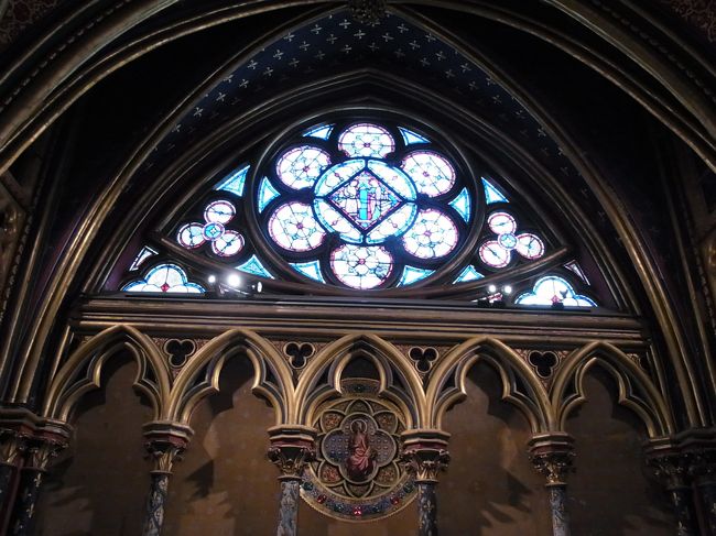 友人と待ち合わせて、初めて見るサント・シャペル。
