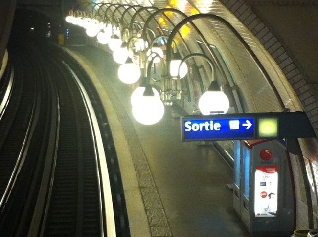 この日は3日目。実は旅行記の２と３が同じ日なのに、時間軸がごっちゃごちゃになってしまっています。申し分けありません。この後、11月にも一人でパリに行ってきたので、なんだかわけ分からなくなりました。<br />とにかくこの日が3日目だというのは本当です。<br /><br />ラモット・ピケからシテ島へ。友人がノートルダム寺院を見学したいというので、送ってきました。