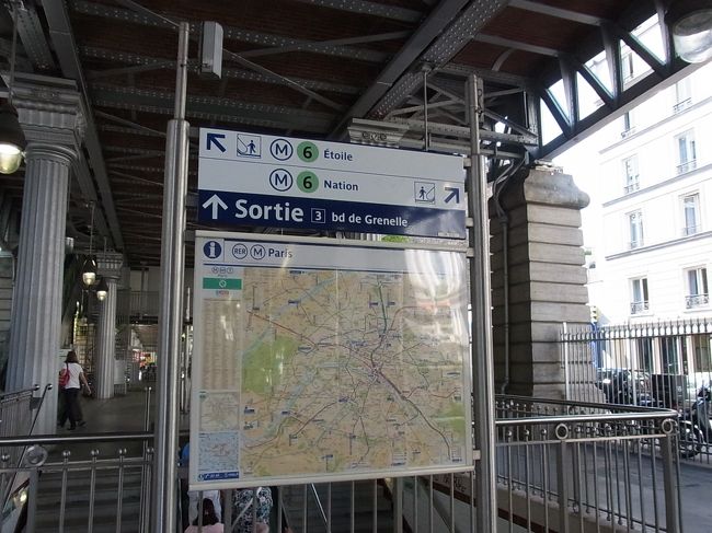 見学に入る友人と別れ、私は用事があってもう一度アパートに戻ります。<br />ラモット・ピケの駅です。