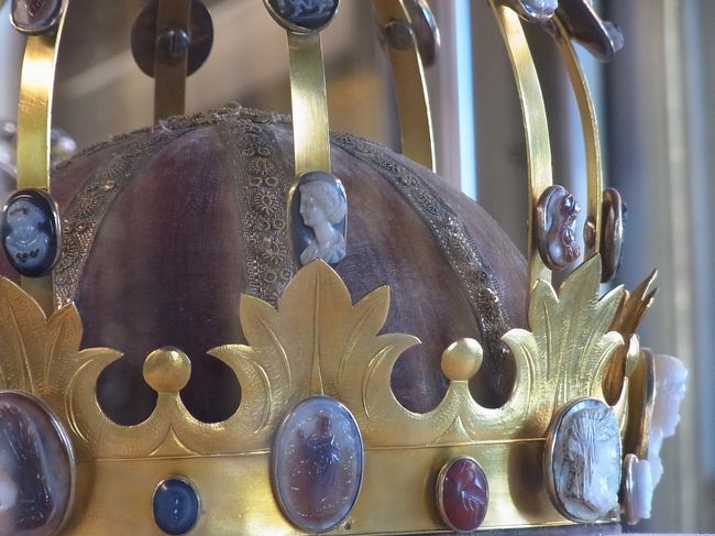 王冠のカメオ。