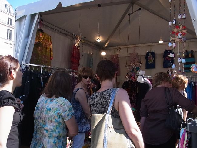 ルーブルを出て、ギャラリーヴィヴィエンヌに行く途中の広場で市が。