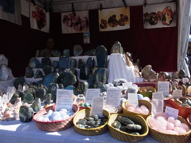 ちょっとお買いもの。私はアフリカ製のリングを。