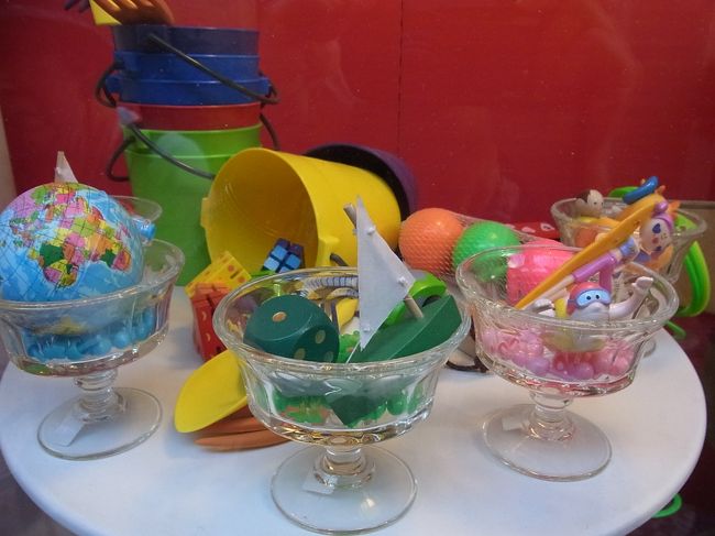 子供のおもちゃのお店で水鉄砲などをおみやげに。
