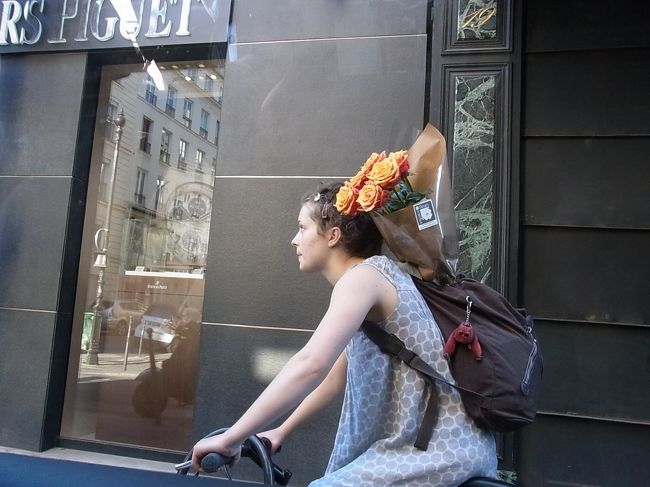 帰り道見かけた自転車で颯爽と走り去る女性。様になっていますね。