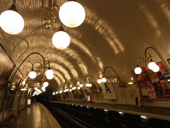 シテ島のメトロの駅は本当に素敵です。