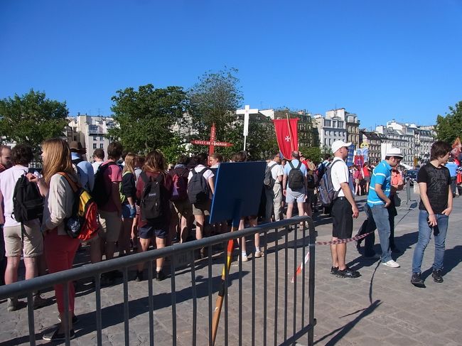 この日は、何かイベント？があったようで、寺院の中に入るにはかなり待たなければなりませんでした。