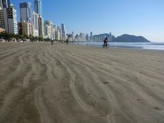 ビーチを自転車が往来。気持ち良さそうです。

あ〜。。ガッテン。。浜が広くて、波打ち際が固くなっているので、自転車でも問題なく走れるのね。