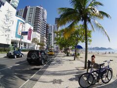 翌朝です。

おおおっ。。昨晩は暗くて何も全容が確認できませんでしたが、なんと！カンボリウーの海岸線は、新しいビルが立ち並ぶお洒落な海岸でした！