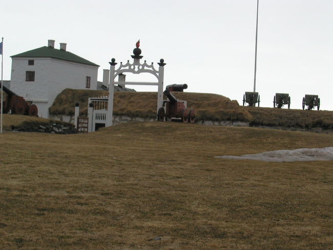 １時間の停泊時間を利用して、世界最北のVardfus要塞を見学する。<br />埠頭には時代衣装を纏った案内人が出ていて、その後についてぞろぞろ歩いていく。<br />  最初の要塞は1305年にHakon５世により作られたというが、現存するものは１７３８年に作られた３代目である。現在はノルウエー海軍により管理されている。<br />入場料：NOK３０<br />