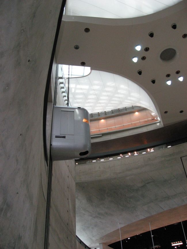 日本語オーディオガイドを借りて、映画に出てきそうなエレベータで最上階まで昇り、