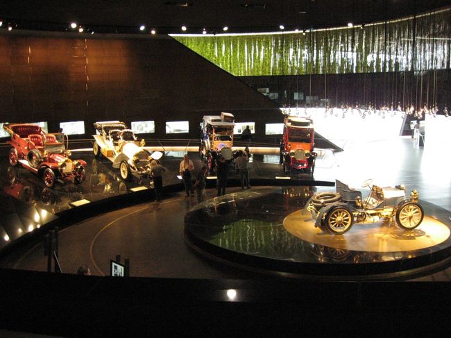 博物館の車はどれも新品同様だが、よく見るとガラスにワイパーの跡がついてたりする。