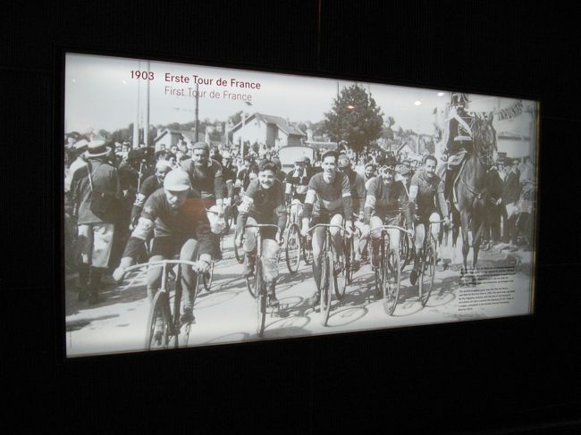 それぞれのフロアの展示物はもとより、緩やかなスロープの通路の壁を利用した、時代背景を伝える写真も興味深い。<br /><br />社会との関わりを見せるうまさにも感心する。