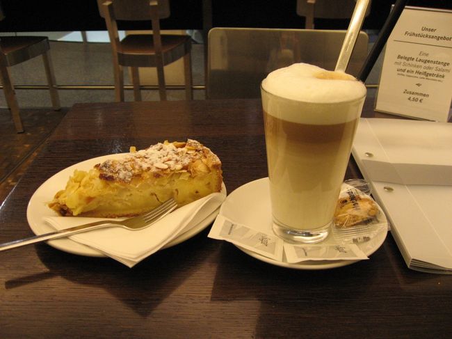 リンゴのケーキと、マキアートが美味しくて、満足、満足！