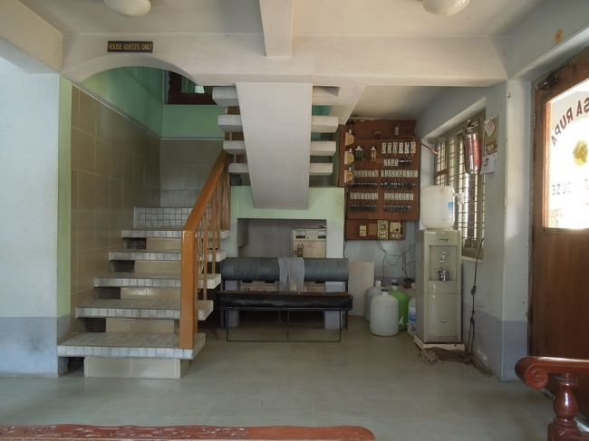 一階のロビーです<br />我輩の部屋は二階の道路に面した部屋です。<br />非常用自家発電なのか電気がつかないときは「電気つかないよ〜」<br />というと、壁の配電盤を操作して電気つなげてくれます。<br />