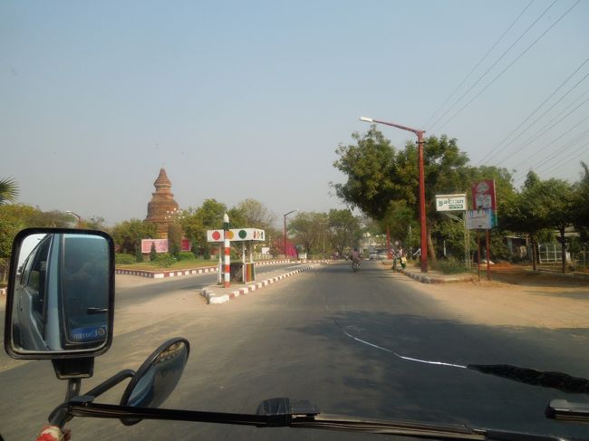 ﾊﾞｶﾞﾝの空港からﾊﾞｶﾞﾝの街「ﾆｬｳﾝ･ｳｰ」までは車でほんの15分です<br /><br />