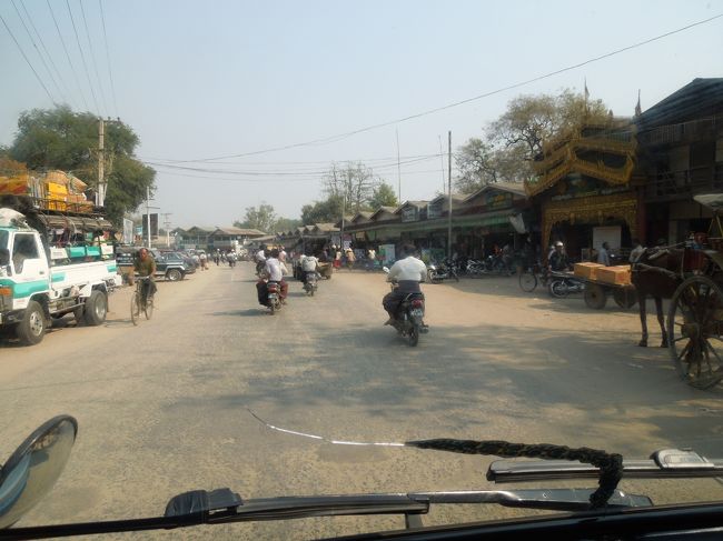 ﾆｬｳﾝｳｰの街に入るとすぐマーケットがありました。<br />