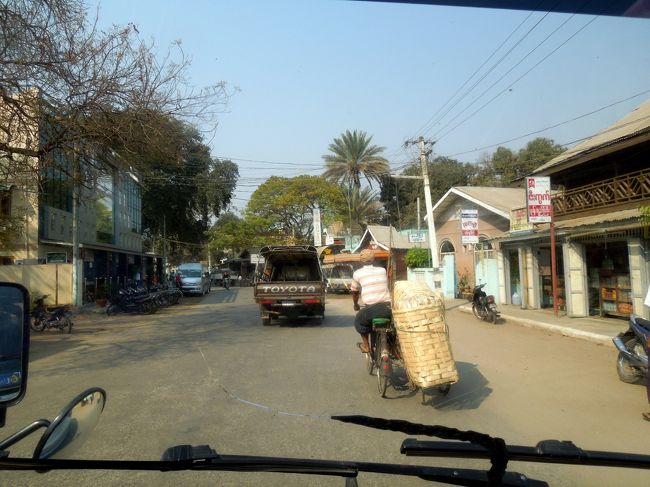ここでも、ｼｪｱﾀｸｼｰは行きたいところを告げればそこまで行ってくれます。<br />どこまで？と聞かれてもまだ決まってないので困るけど…<br />2,3のｹﾞｽﾄﾊｳｽ名を言ってみました。<br />