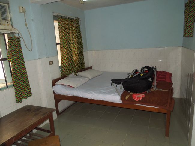 時間が早いためでしょうか色んなタイプの部屋が空いており見せてもらいました。<br />金額も25ドルで安かったので、ここにまず1泊することに。<br />