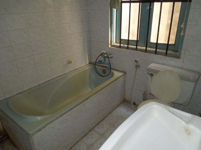 決め手はこのバスタブでした。<br />（でも結局、栓がうまく閉まらず、お湯は20センチぐらいしか溜まらなかったけど）<br />ちなみにバスタブのない部屋は20ﾄﾞﾙでした。<br />