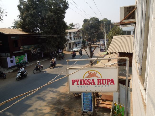 二階の廊下突き当りからは通りが見えます<br />