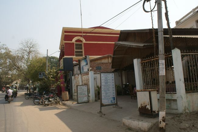 ﾋﾟﾝｻﾙﾊﾟの筋向い<br />驚くことに日本食レストラン<br />