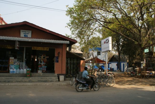 その向かい側は中古車の販売店<br />乗用車はいくらぐらいするんでしょう。<br />自称フミヤさんが言うには、これまで高嶺の花だったバイクが中国から大量に入ってくるようになり安くなって、皆乗るようになったとか。<br />でも、自動車はまだまだのようです。<br />金持ちも大勢生まれているそうで、いつの世でもいるんですね、うまく稼ぐ人たち…<br />