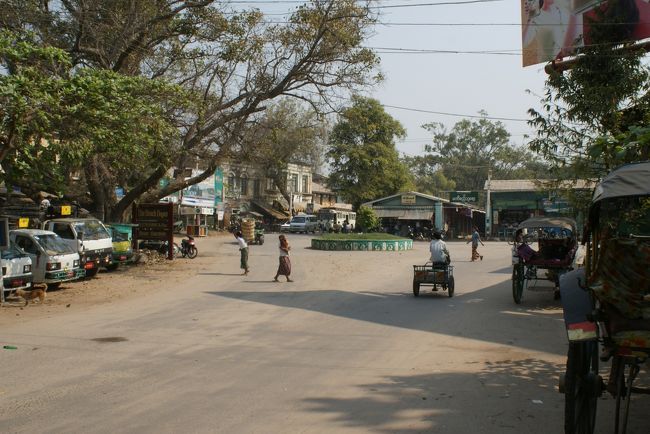 ﾆｬｳﾝｳｰのﾛｰﾀﾘｰです。<br />右側がマーケット地帯<br />マーケットは後回しです。<br />